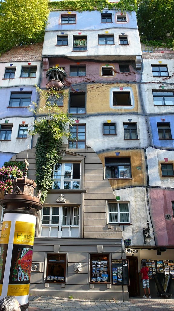 Hundertwasserhaus Wien: Wo Architektur träumt, Farben tanzen und die Natur durch Wände wächst